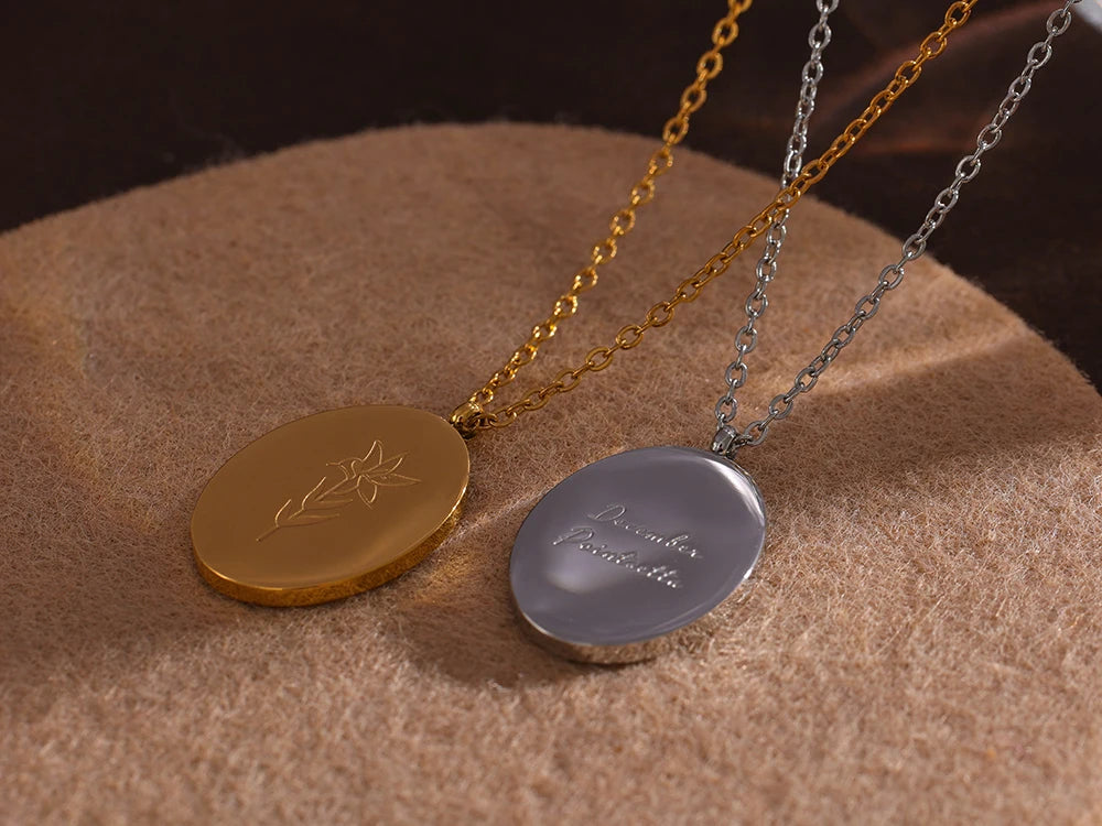 Flower chain necklace in gold-plated stainless steel.