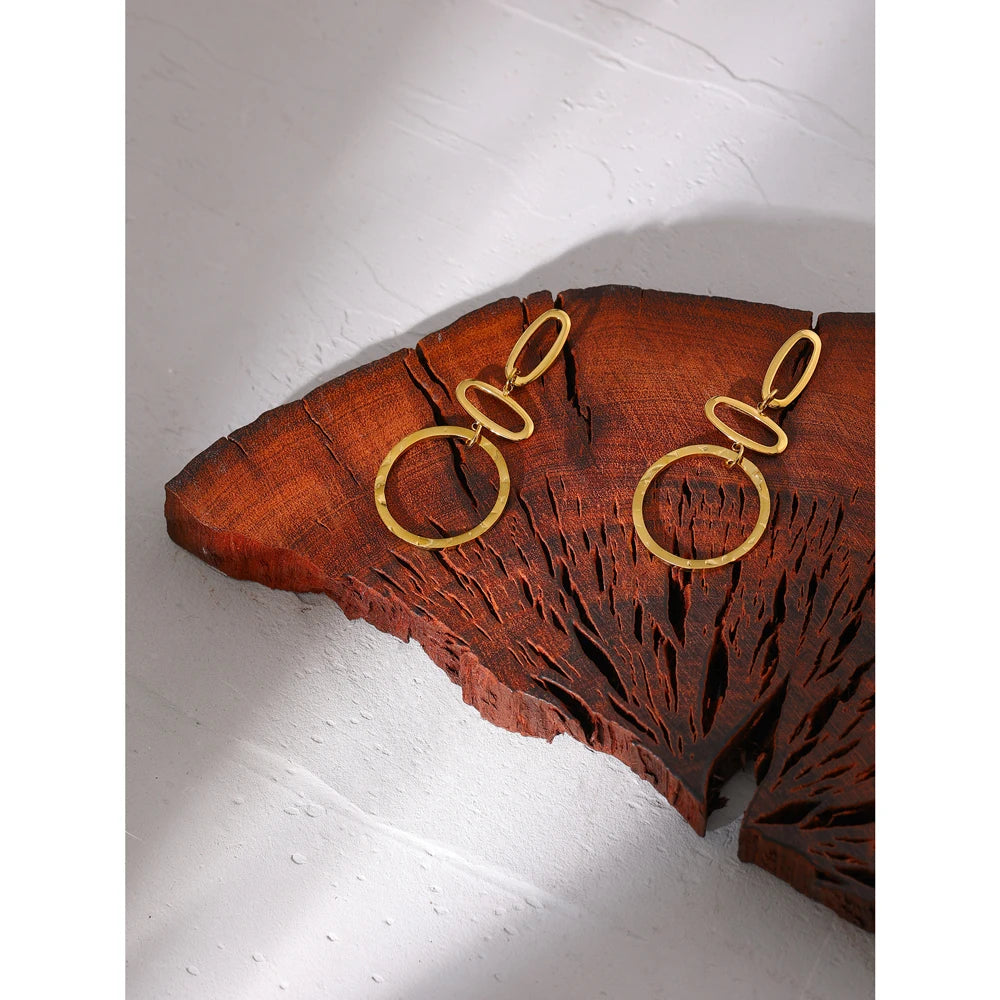 Hammered minimalist geometric earrings in gold-plated stainless steel.