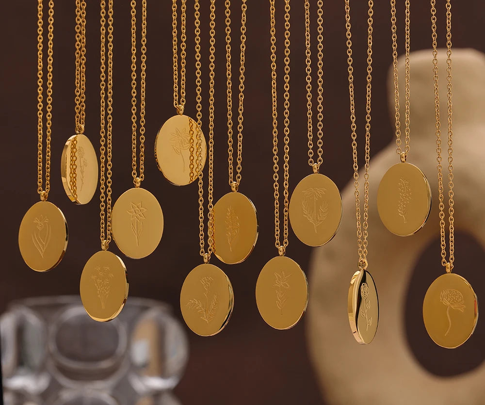 Flower chain necklace in gold-plated stainless steel.