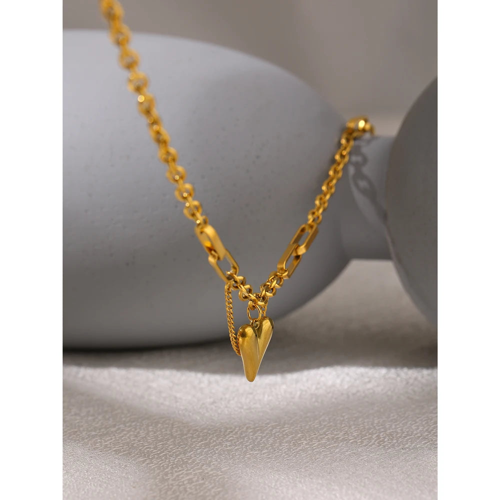 Heart hammered geometric necklace in 18K gold-plated stainless steel.