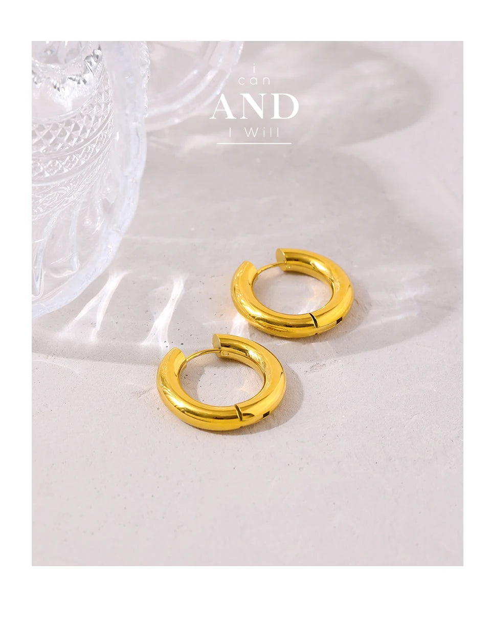 Minimalist geometric earrings in gold-plated stainless steel.