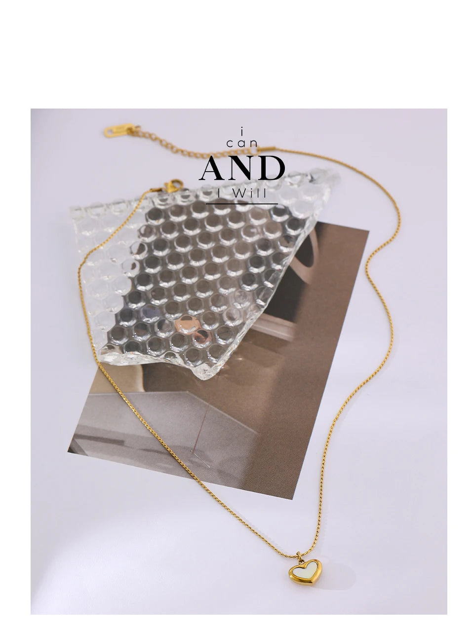 Shell heart geometric necklace in 18K gold-plated stainless steel with shell.