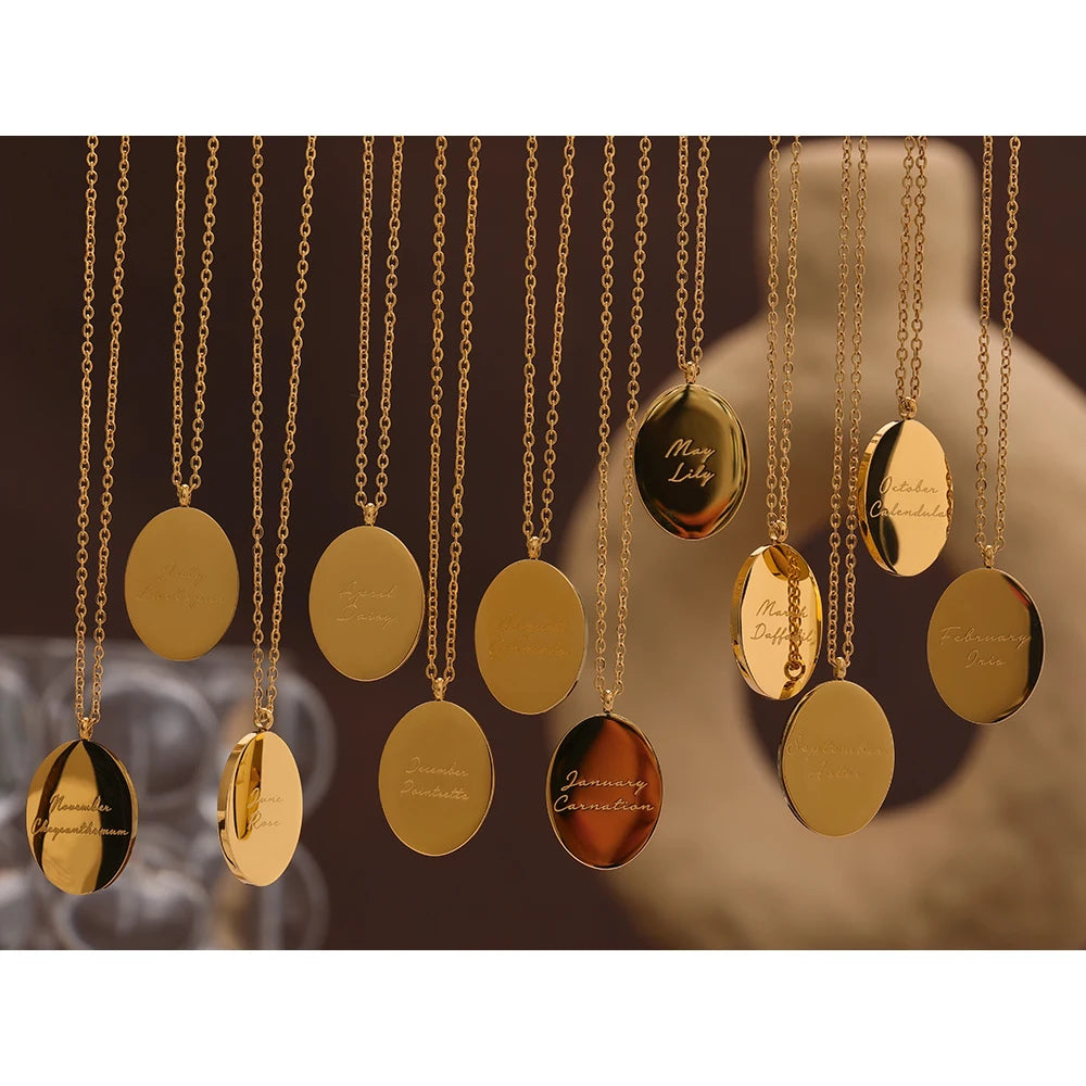 Flower chain necklace in gold-plated stainless steel.