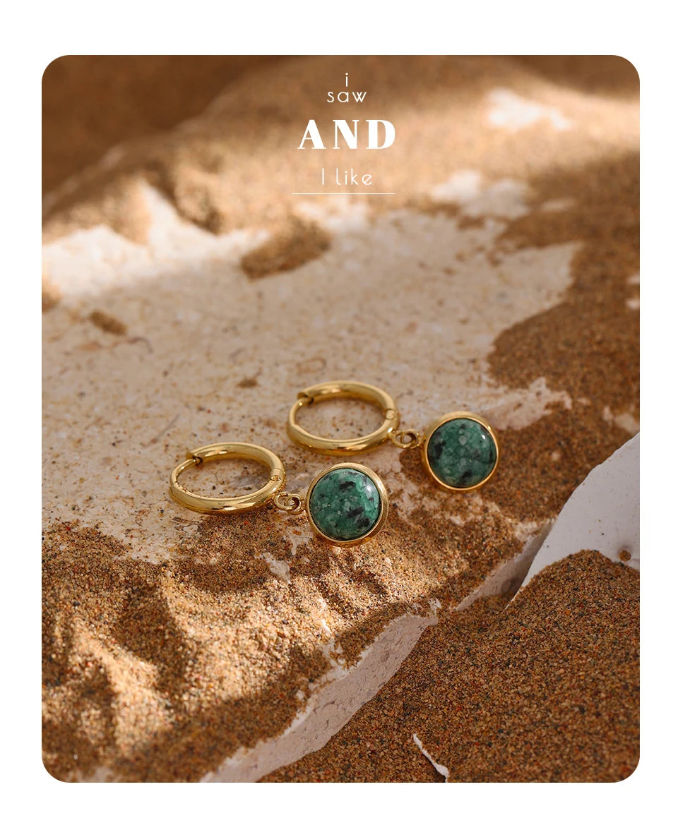 Green natural stone geometric earrings in gold-plated stainless steel with natural stone.