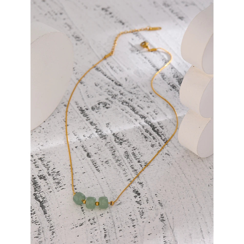 Green natural stone geometric necklace in 18K gold-plated stainless steel with natural stone.