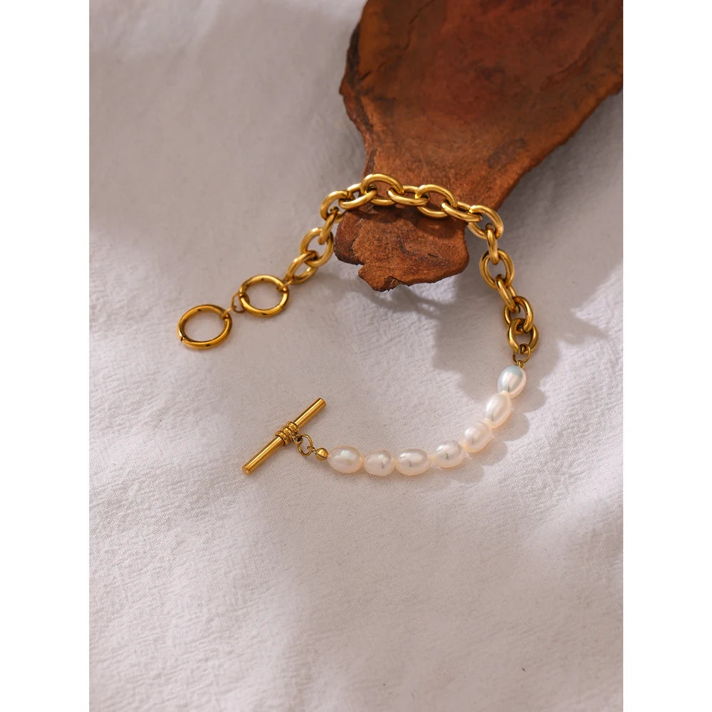 Freshwater pearl geometric chain necklace in 18K gold-plated stainless steel with freshwater pearl.