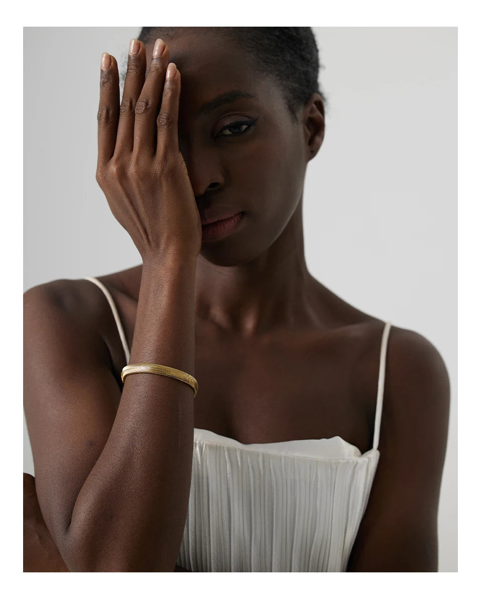 Geometric chain necklace in gold-plated stainless steel.