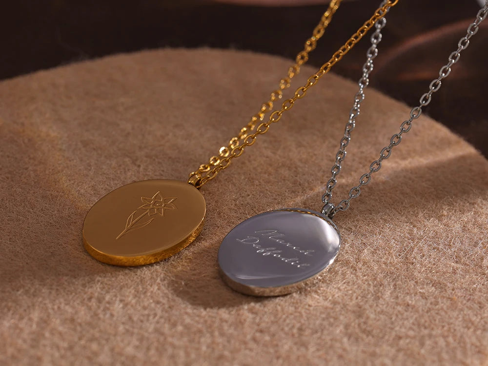 Flower chain necklace in gold-plated stainless steel.