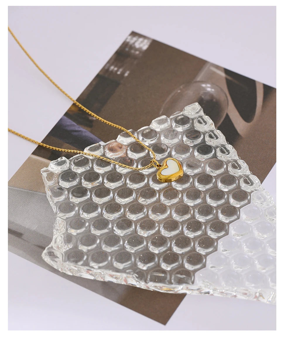Shell heart geometric necklace in 18K gold-plated stainless steel with shell.