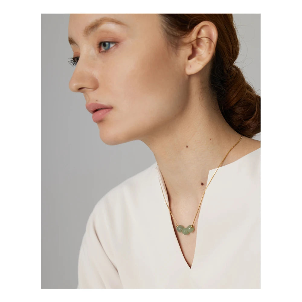 Green natural stone geometric necklace in 18K gold-plated stainless steel with natural stone.