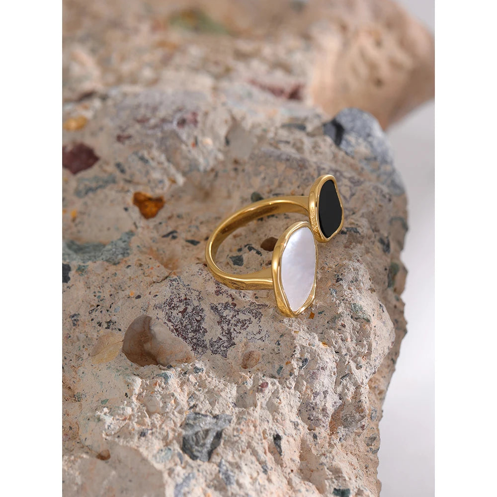 Shell acrylic geometric ring in 18K gold-plated 316L stainless steel with shell and acrylic.