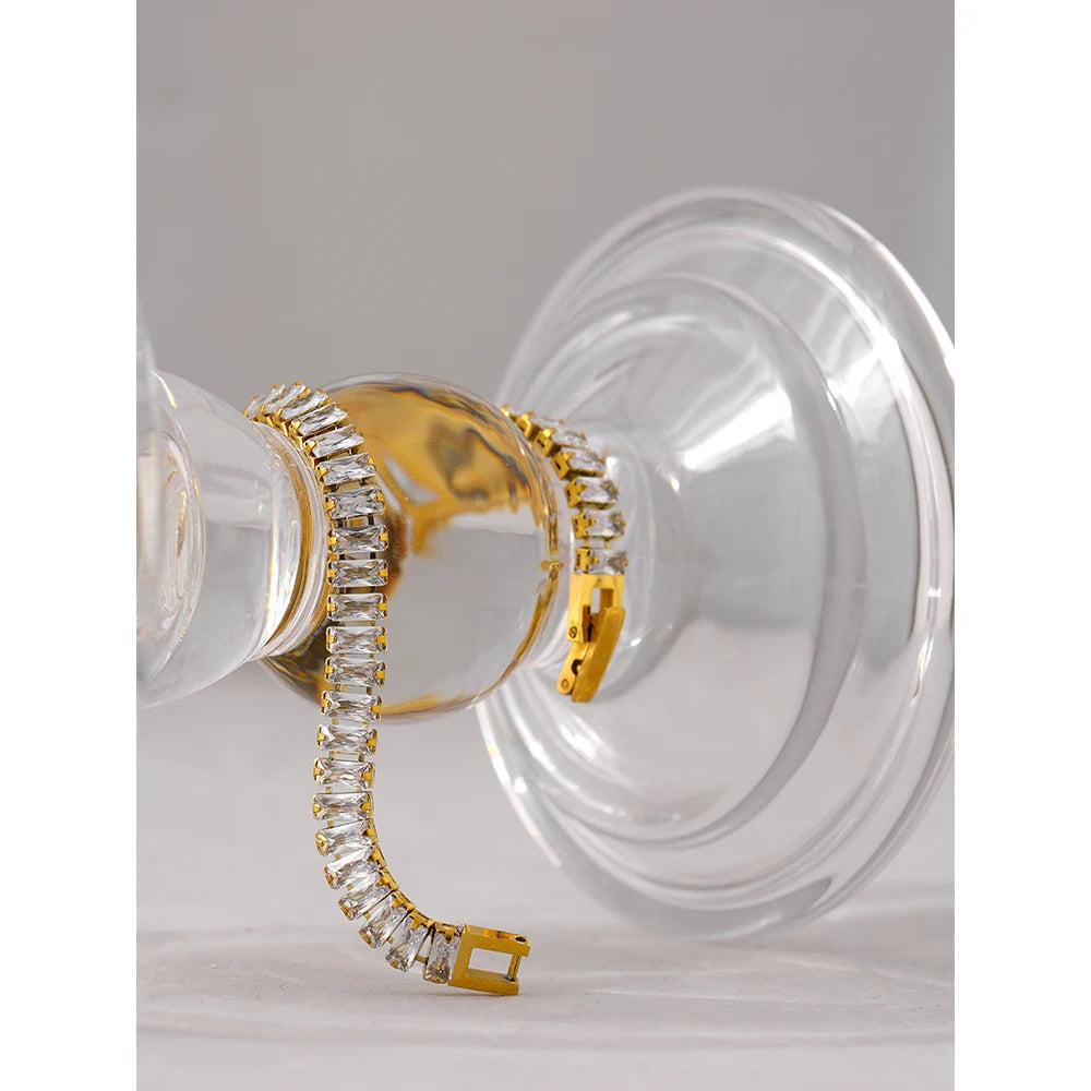 Cubic zirconia geometric bracelet in gold-plated stainless steel with cubic zirconia.