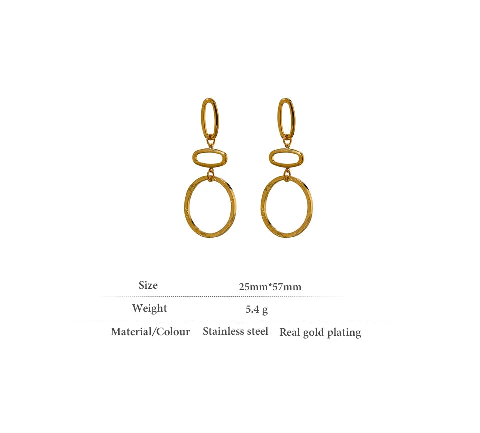 Hammered minimalist geometric earrings in gold-plated stainless steel.