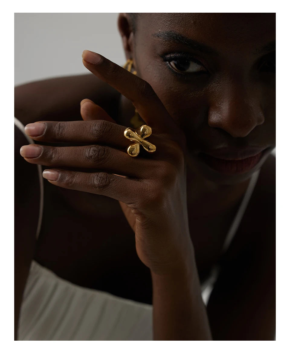 Hammered geometric ring in 18K gold-plated stainless steel.