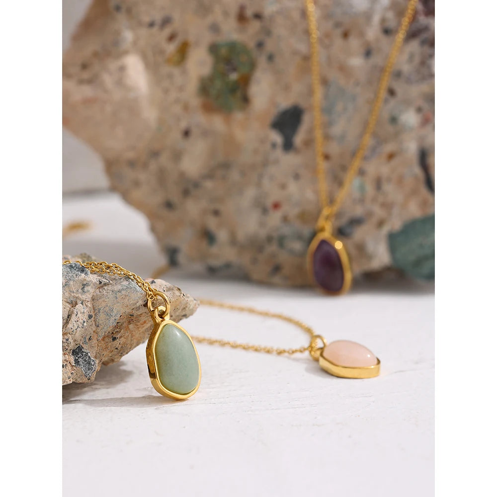 Green crystal natural stone necklace in stainless steel with natural stone and crystal.