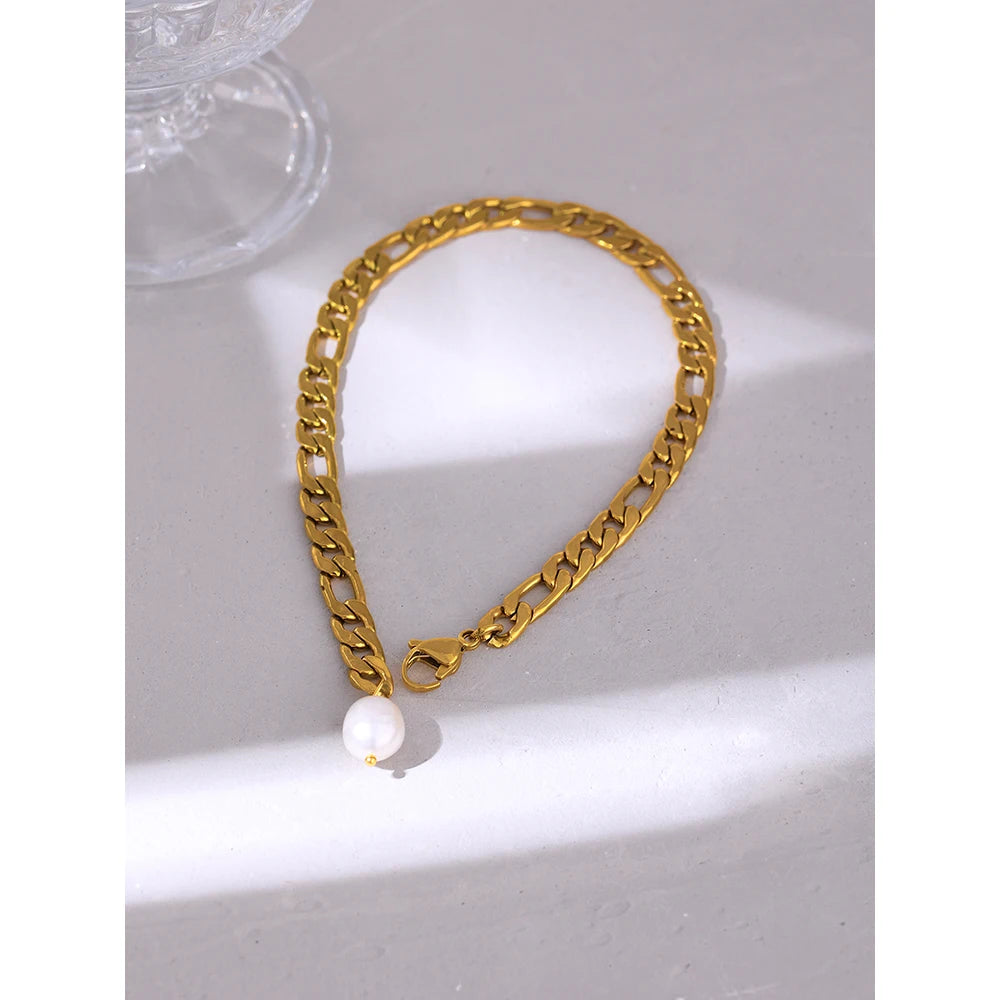 Freshwater pearl geometric chain necklace in gold-plated 316L stainless steel with freshwater pearl.