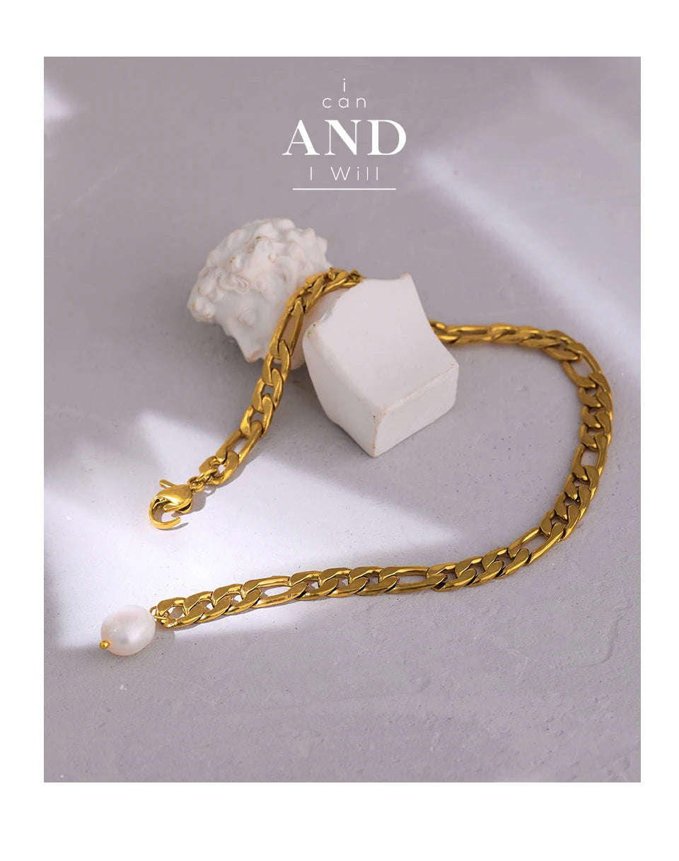 Freshwater pearl geometric chain necklace in gold-plated 316L stainless steel with freshwater pearl.