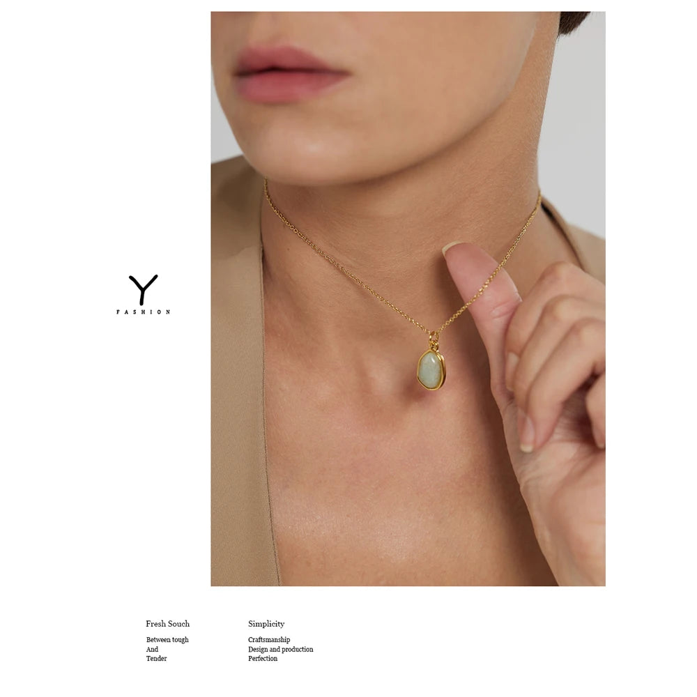 Green crystal natural stone necklace in stainless steel with natural stone and crystal.