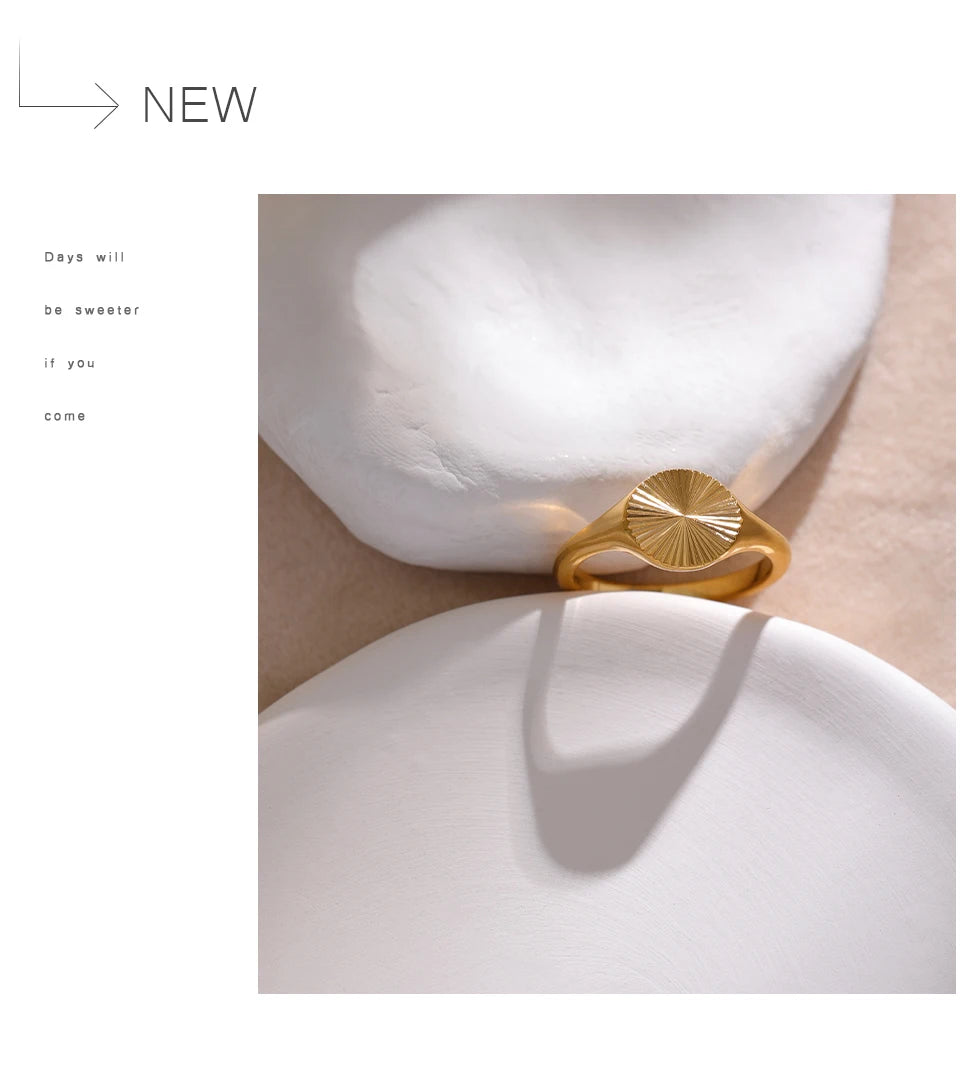 Geometric ring in gold-plated stainless steel.