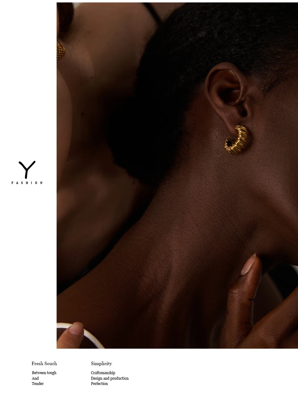 Minimalist geometric earrings in 18K gold-plated stainless steel.