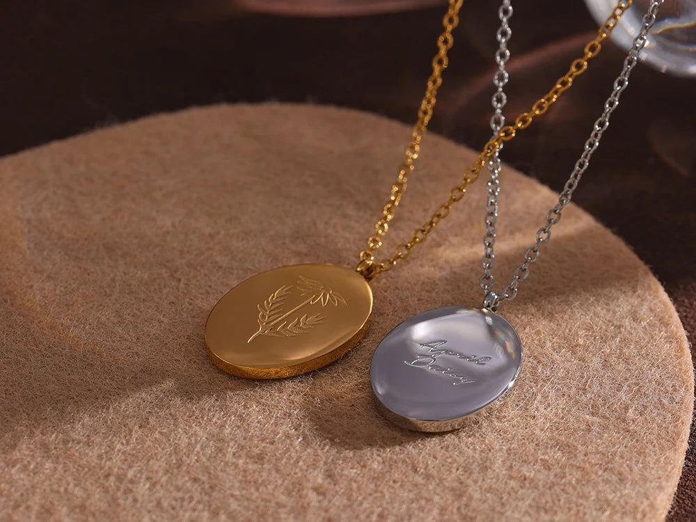 Flower chain necklace in gold-plated stainless steel.