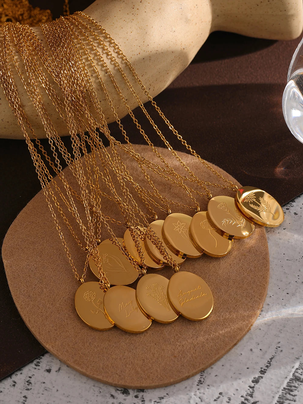 Flower chain necklace in gold-plated stainless steel.