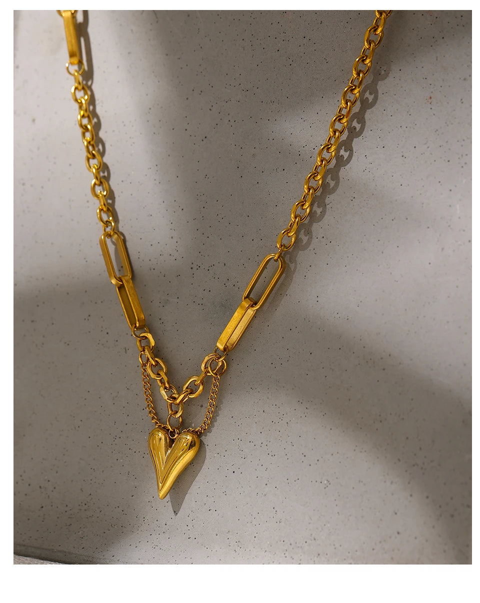 Heart hammered geometric necklace in 18K gold-plated stainless steel.