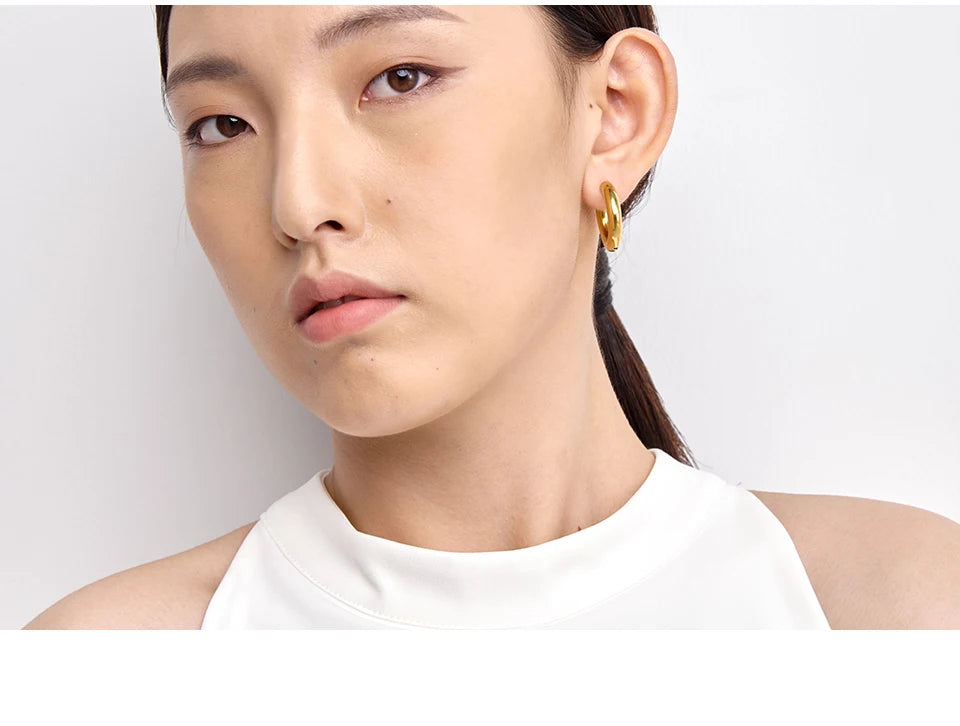 Minimalist geometric earrings in gold-plated stainless steel.