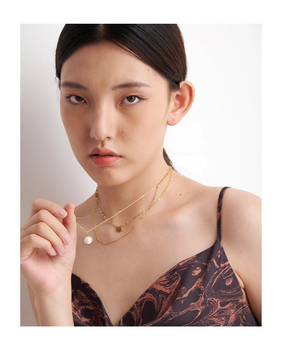 Coin hammered boho necklace in gold-plated stainless steel.