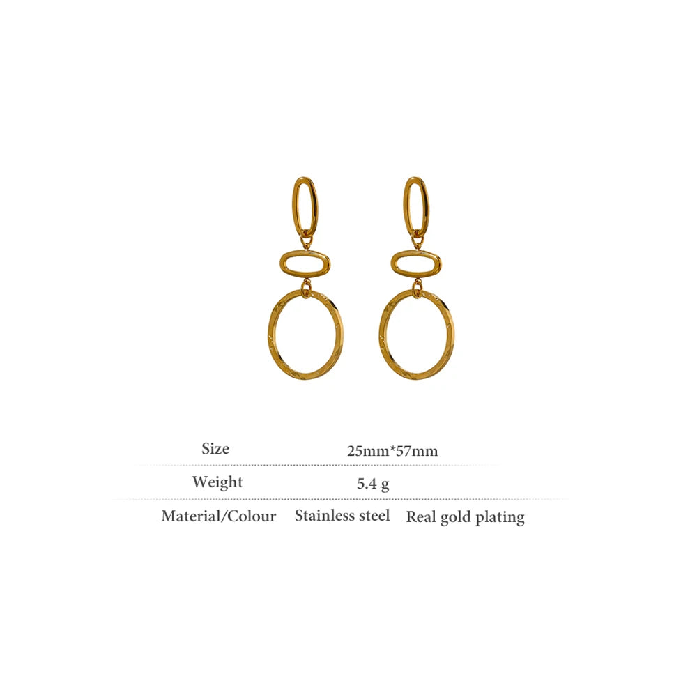 Hammered minimalist geometric earrings in gold-plated stainless steel.