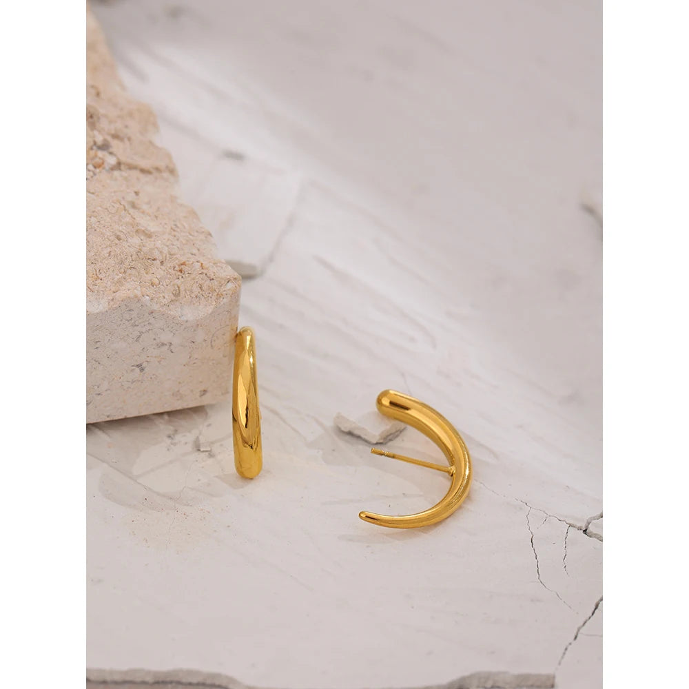 Geometric earrings in gold-plated stainless steel.