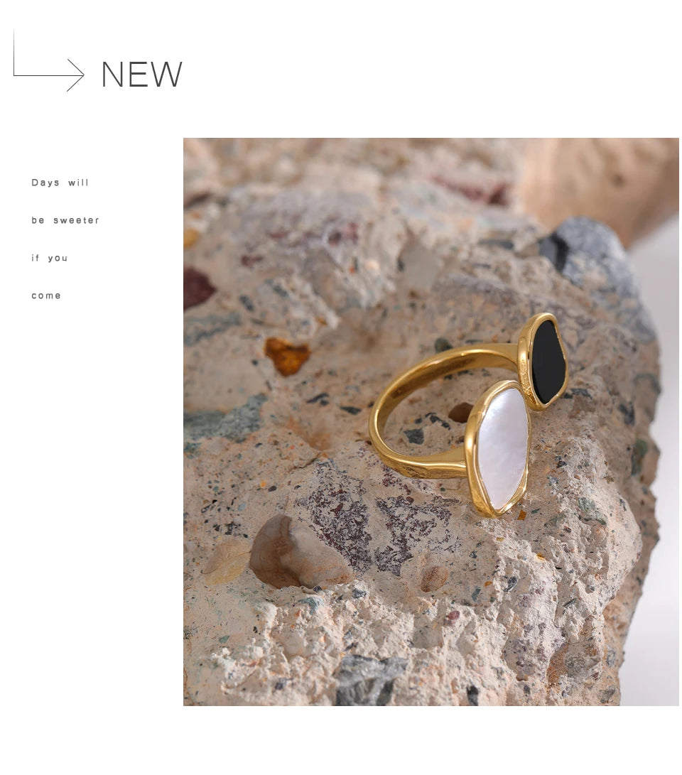 Shell acrylic geometric ring in 18K gold-plated 316L stainless steel with shell and acrylic.