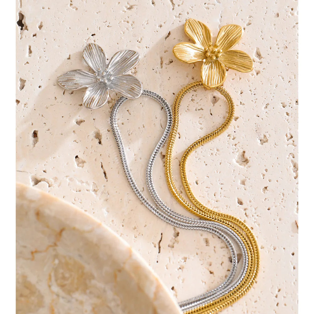Flower necklace in gold-plated stainless steel.