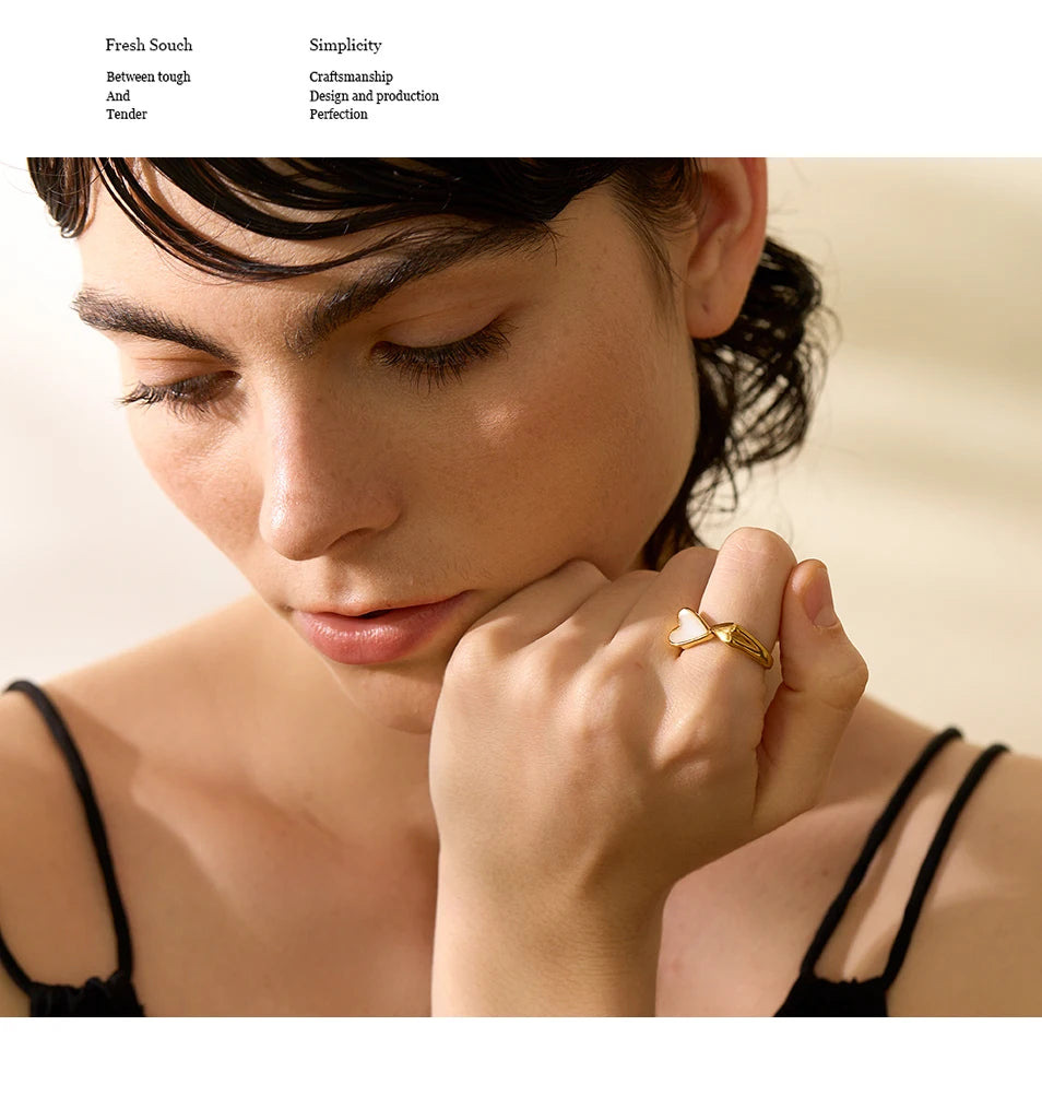 Shell acrylic heart ring in 18K gold-plated stainless steel with shell and acrylic.