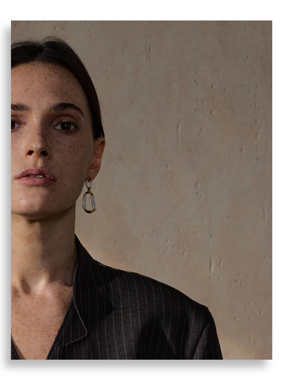 White enamel geometric earrings in gold-plated stainless steel with enamel.