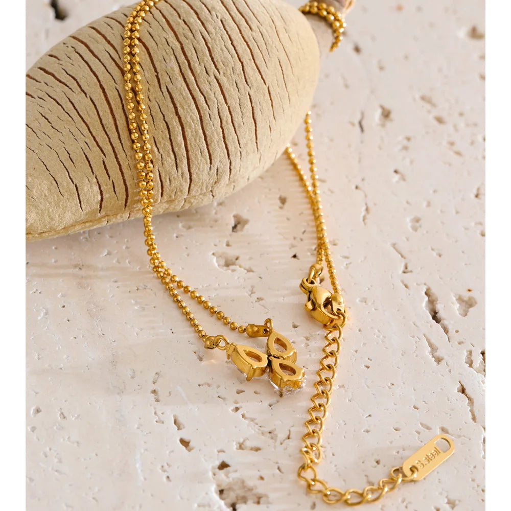 Cubic zirconia geometric necklace in gold-plated stainless steel with cubic zirconia.