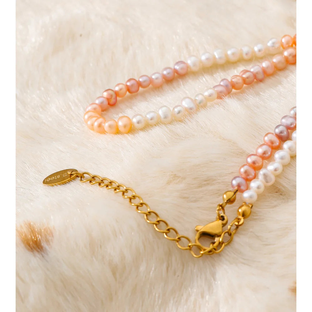 Freshwater pearl geometric necklace in gold-plated stainless steel with freshwater pearl.