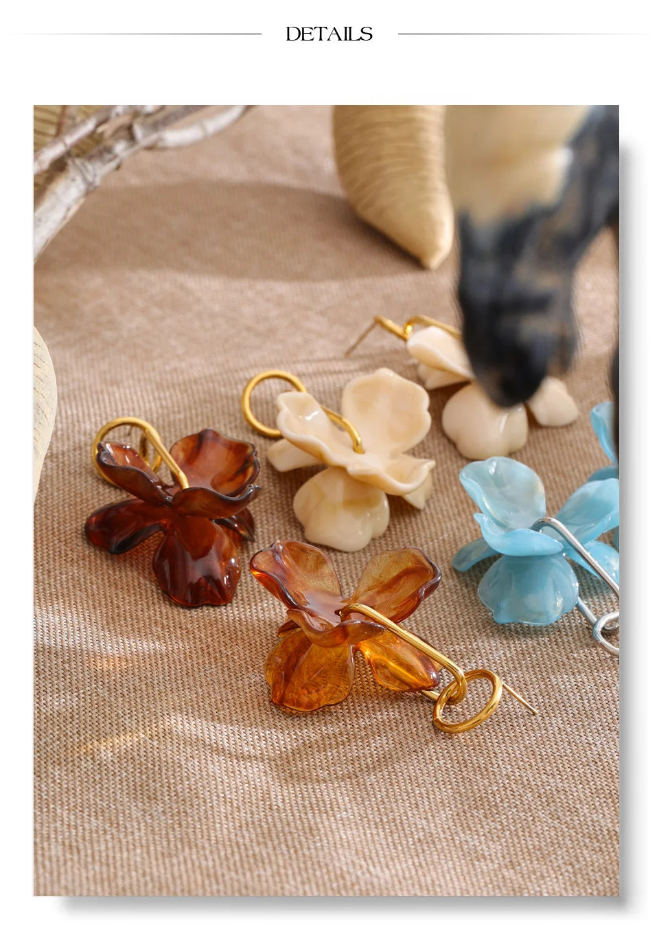 Resin flower earrings in gold-plated stainless steel with resin.