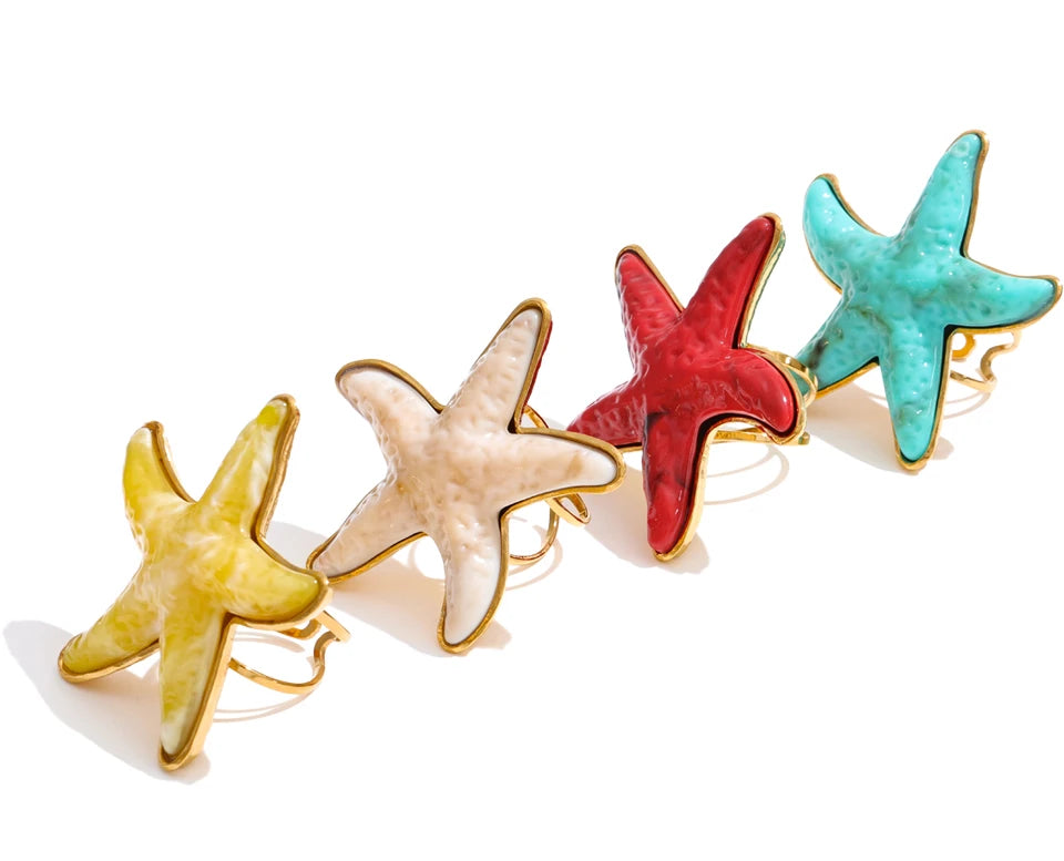Resin acrylic star ring in 18K gold-plated stainless steel with resin and acrylic.