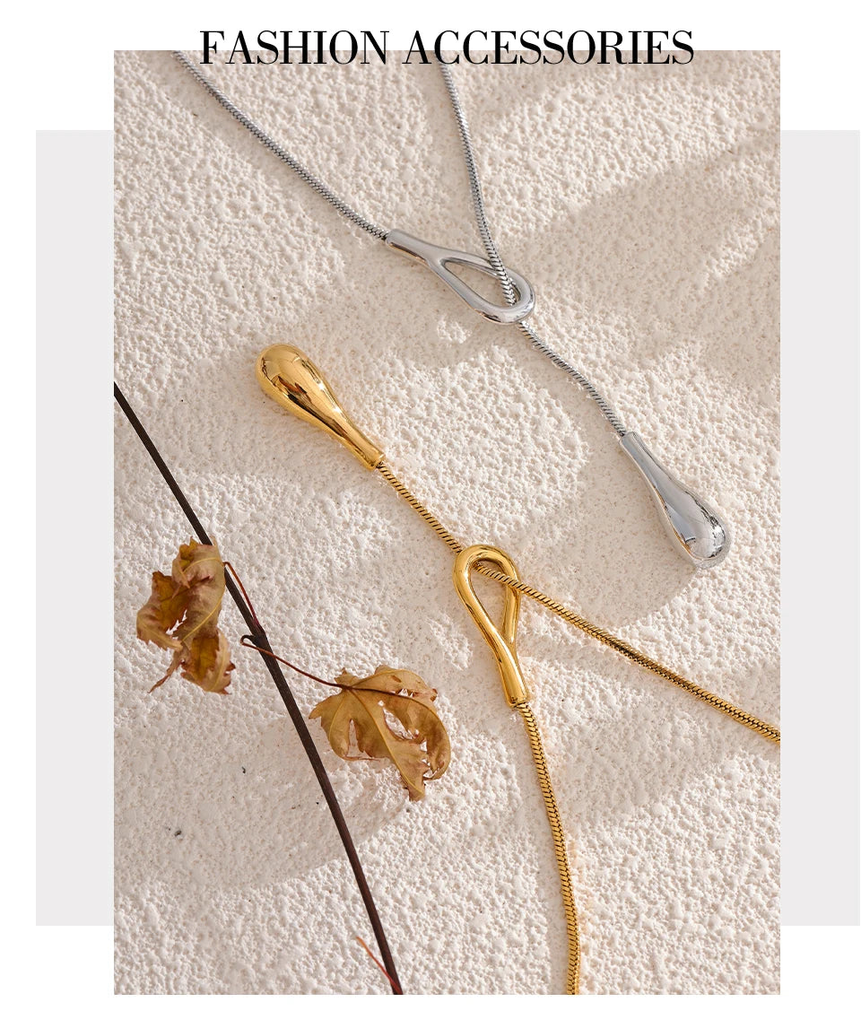 Geometric chain necklace in gold-plated 316L stainless steel.