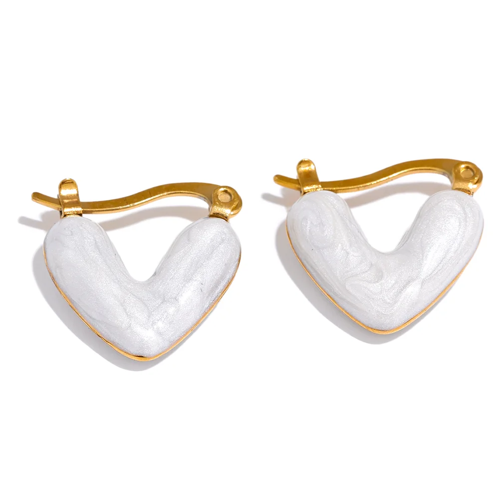 White enamel heart earrings in gold-plated stainless steel with enamel.