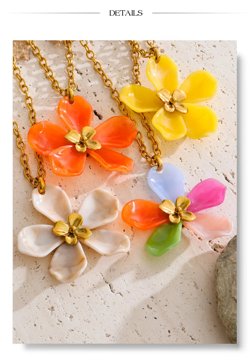 Resin acrylic flower necklace in gold-plated stainless steel with resin and acrylic.