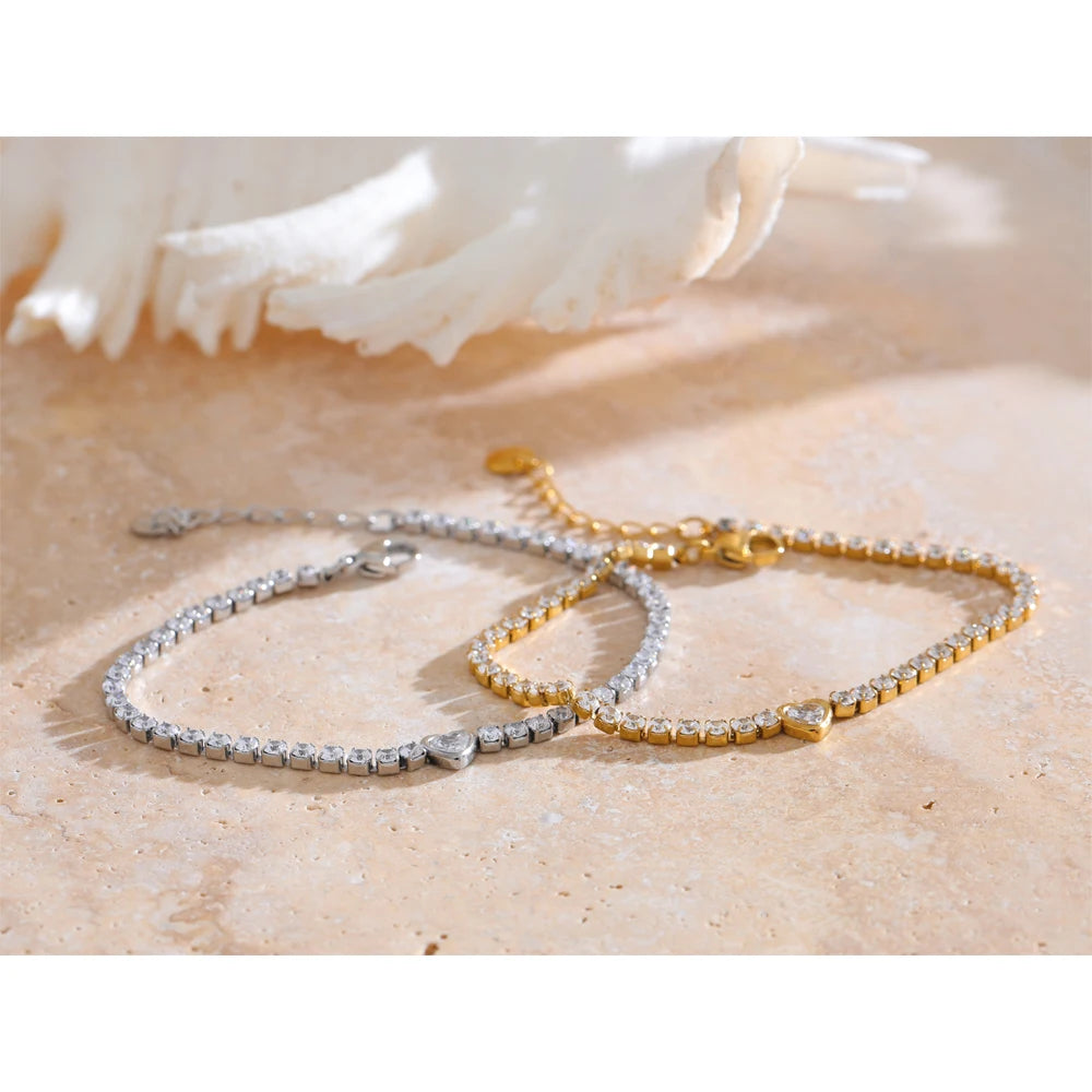 Cubic zirconia heart geometric necklace in gold-plated stainless steel with cubic zirconia.