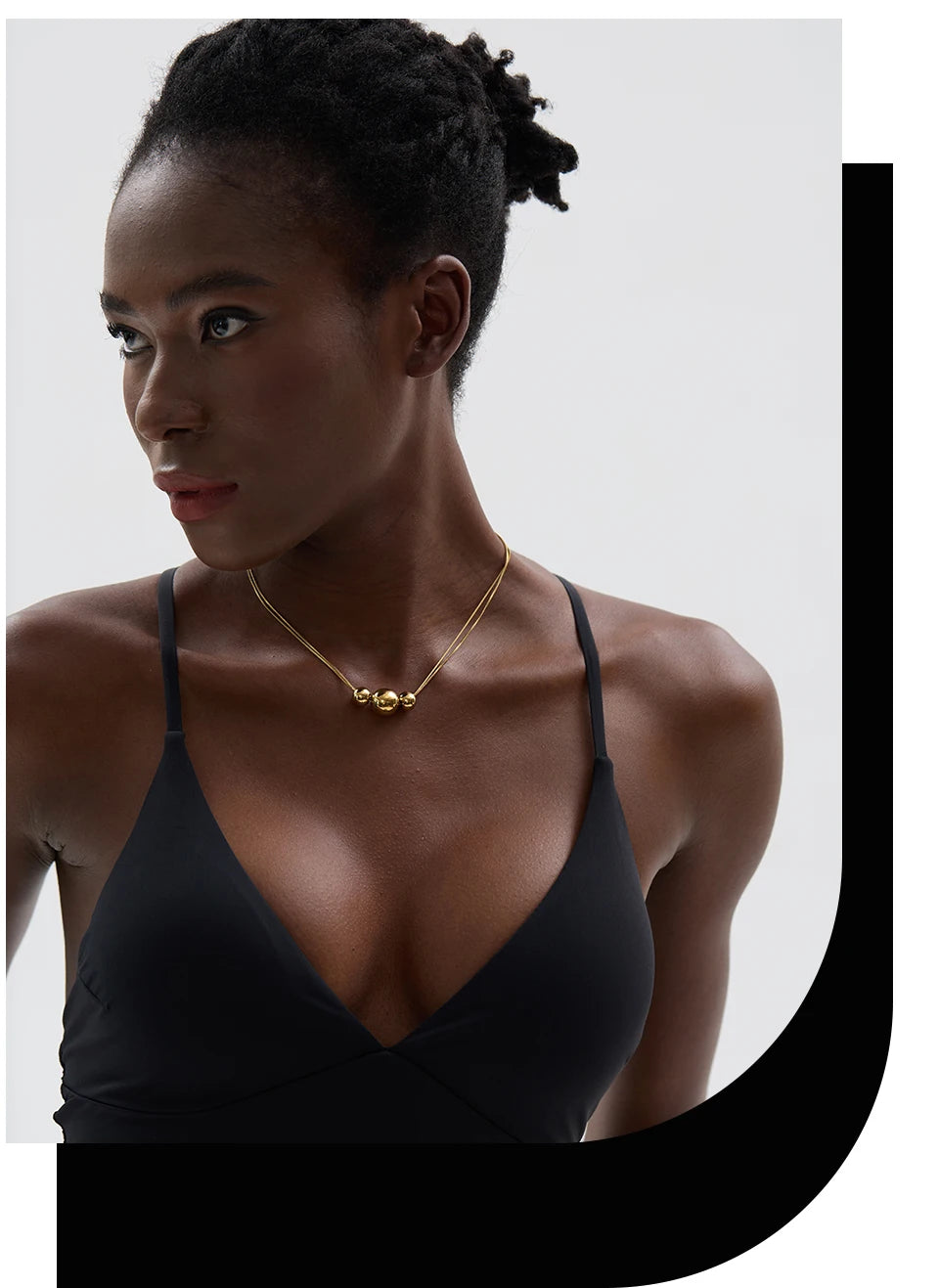 Beaded geometric chain necklace in gold-plated 316L stainless steel.