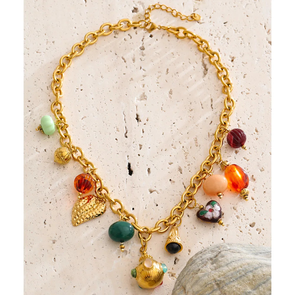 Resin heart geometric necklace in gold-plated stainless steel with resin.