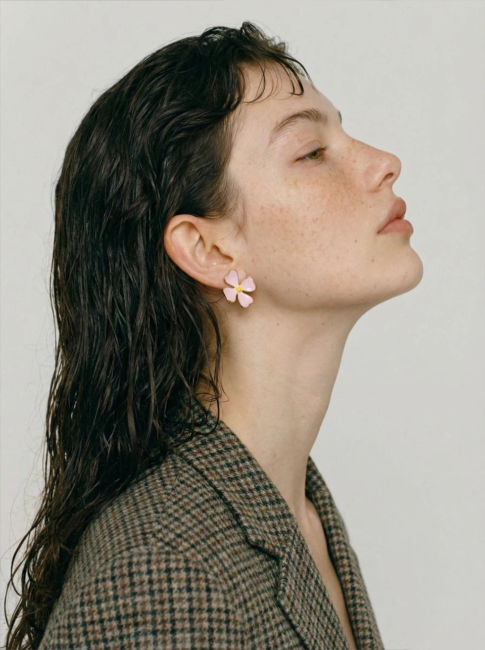 Flower earrings in gold-plated stainless steel.