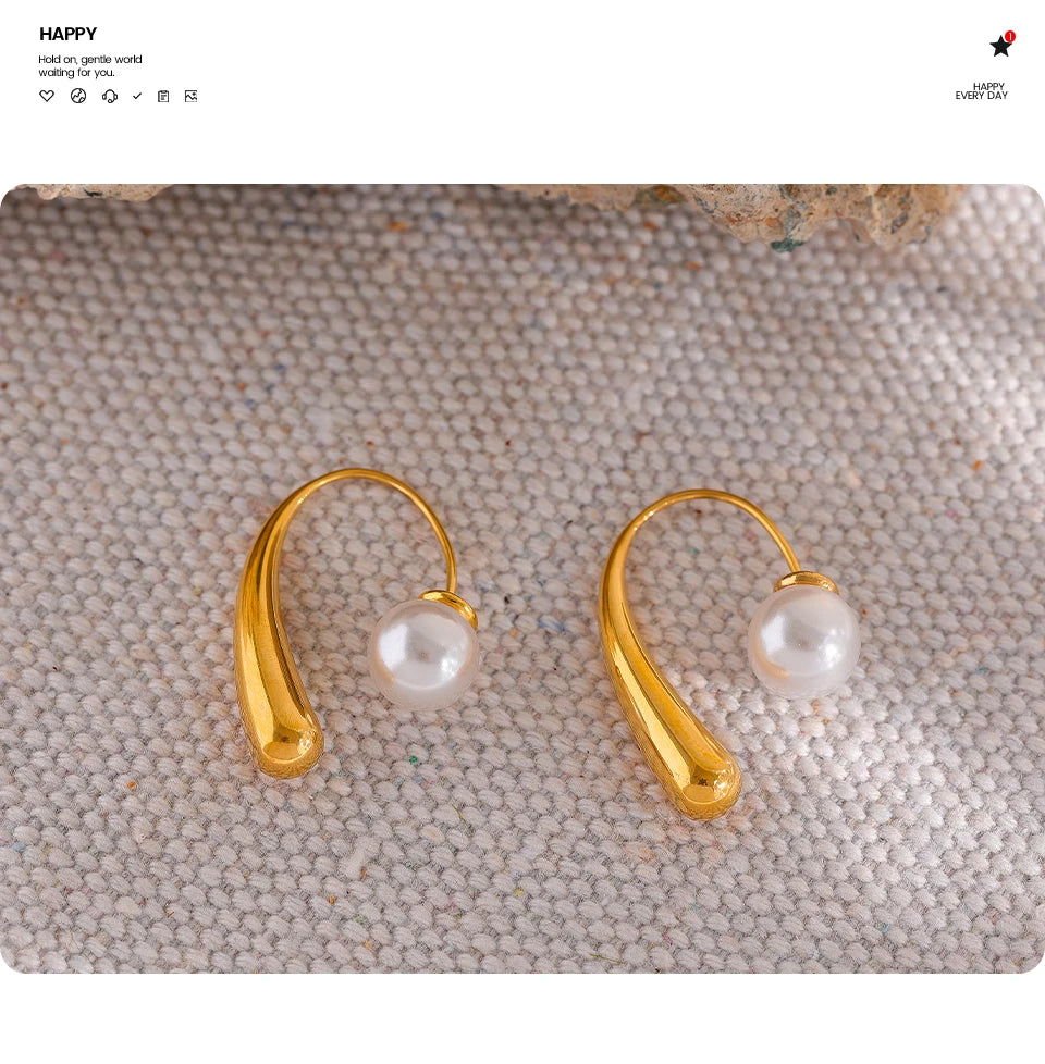 Pearl minimalist geometric earrings in stainless steel with pearl.