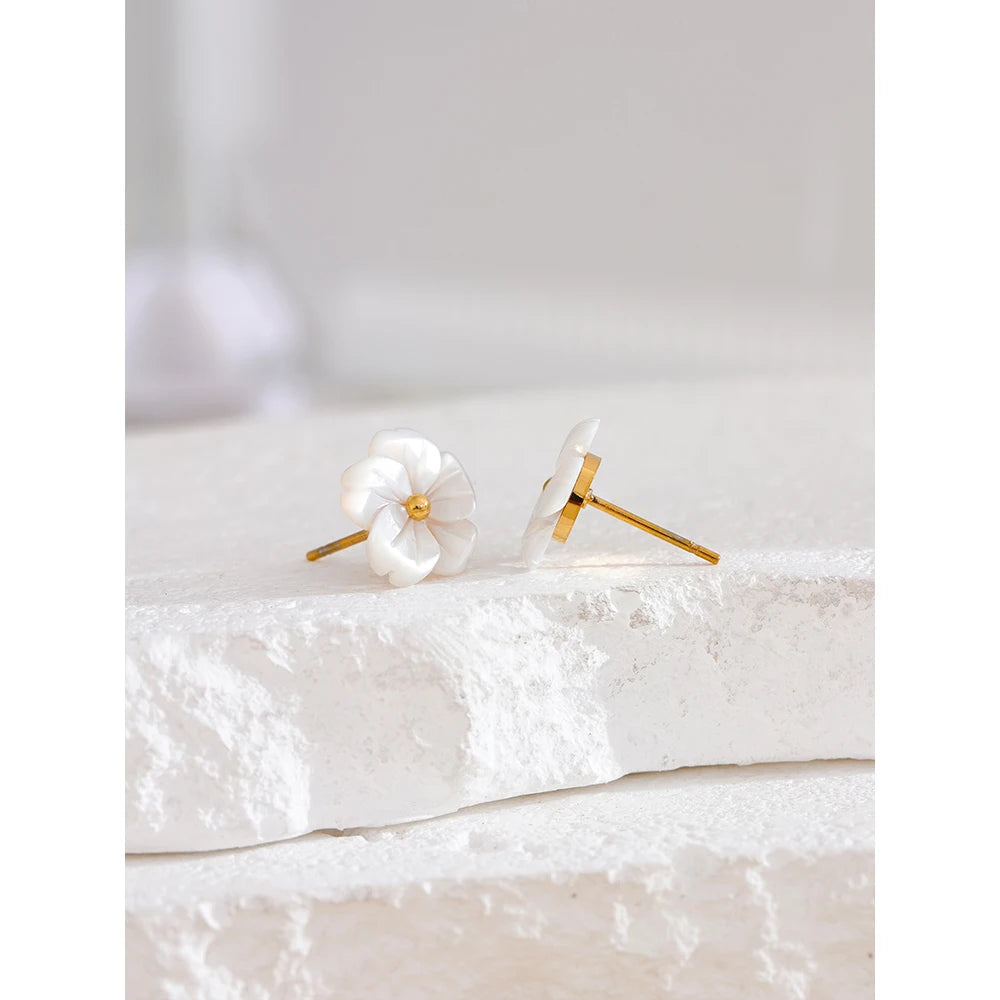 Shell flower earrings in gold-plated stainless steel with shell.