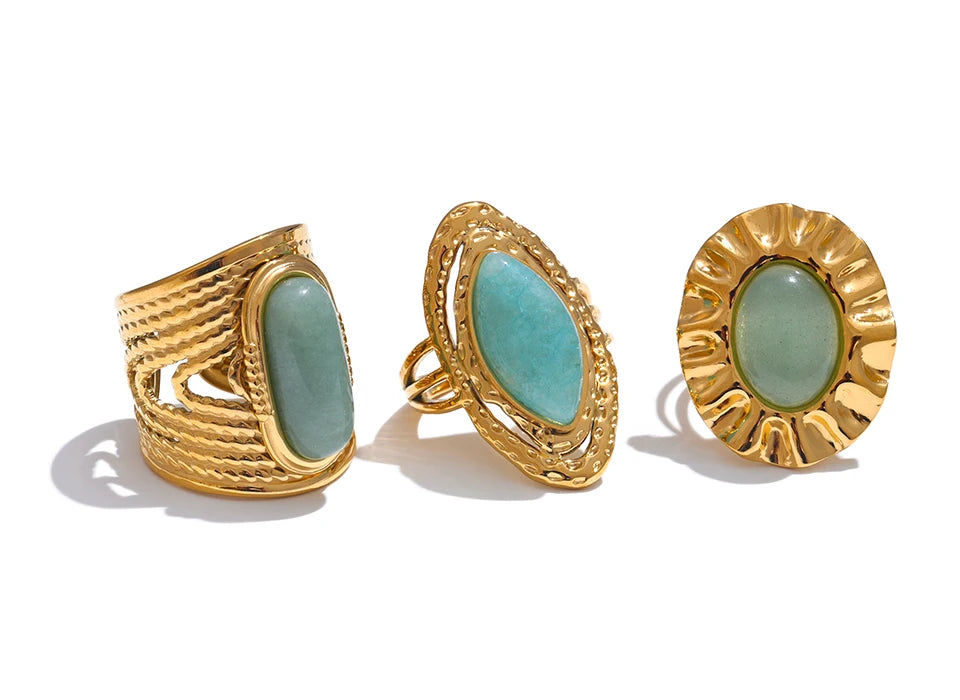 Green natural stone geometric ring in 18K gold-plated stainless steel with natural stone.