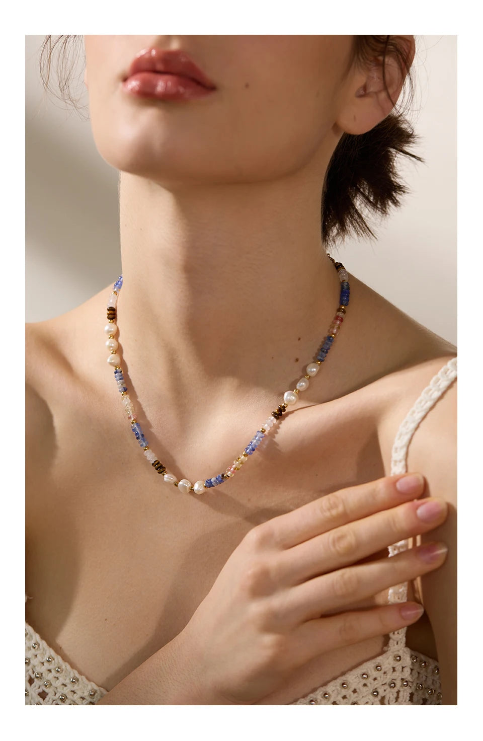 Freshwater pearl natural stone beaded necklace in gold-plated stainless steel with freshwater pearl and natural stone.